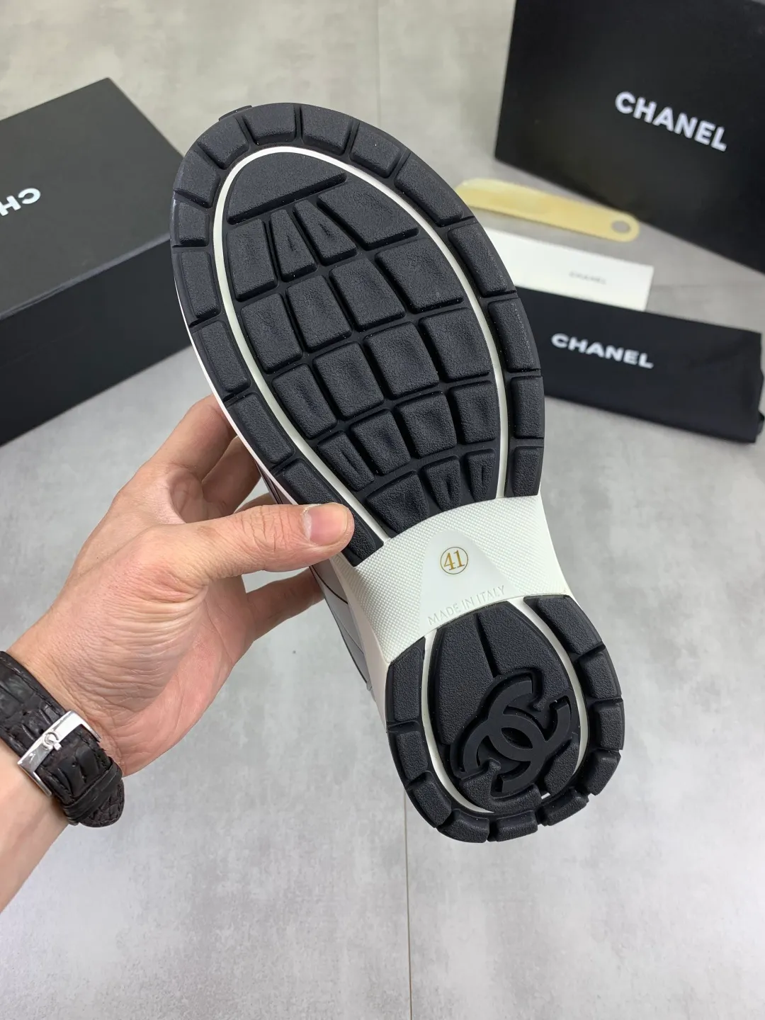 Men's Men's Shoes P620 New Chanel Chanel 25K Silver Horn Golden Horn King Casual Sports Shoes Original purchase and development Made by Xiaoxiang C Home Another super popular item in the counter, loved by Internet celebrity bloggers and ladies, various praises on social platforms, super popular, textured, breathable and super spring and summer. Seeing this issue always arouses the inner desire of fashion among girls. The latest suede material, classic black and white color, full of fashionable feeling on the feet. Easy to take care of, exquisite packaging at the delivery counter🛍📦 ▪️Fabrics: Original customized imported cowhide + mesh ▪️Inner lining: Customized imported breathable mesh ▪️Sole: Original molded rubber foam material ▪️Sole thickness: 4.5CM ▪️Size: 38-44